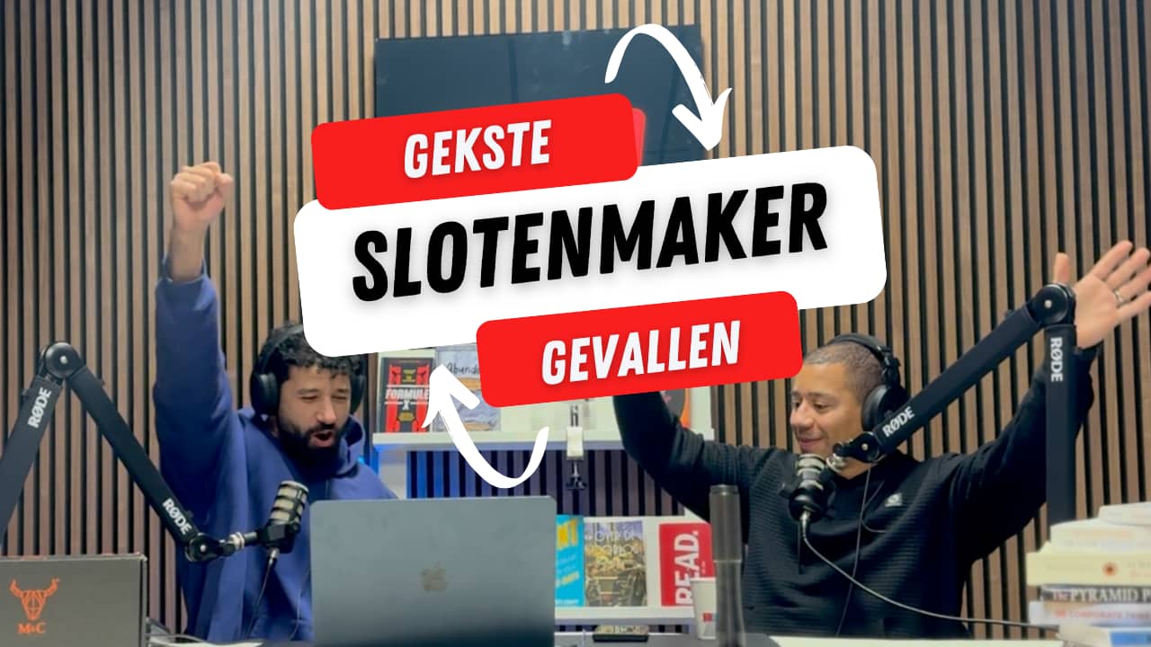 Podcasters bespreken slotenmaker verhalen in studio.