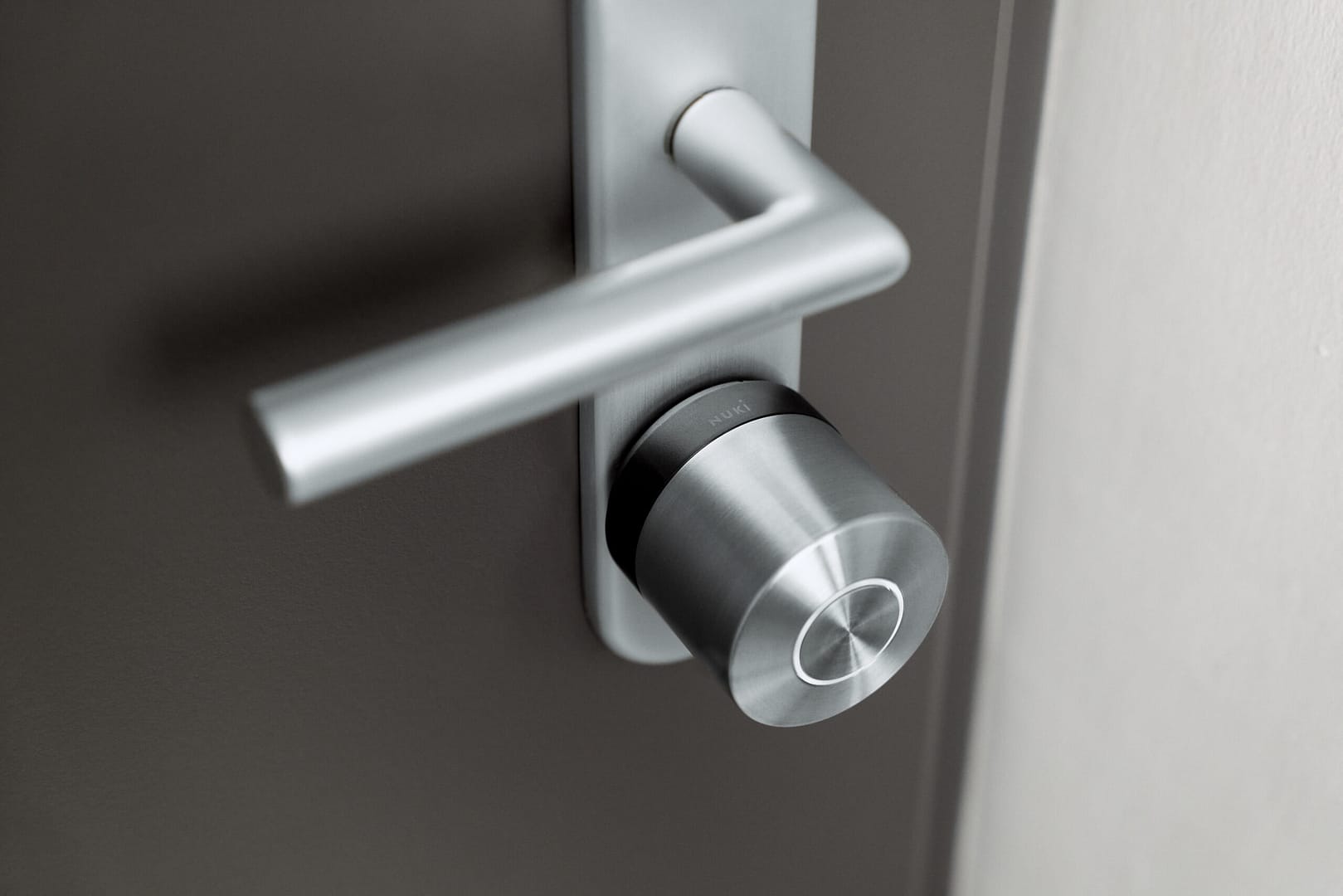 Moderne deurklink met slimme cilinder