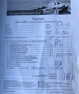 malafide slotenmaker Factuur van 24-uurs slotenservice met handgeschreven totalen.