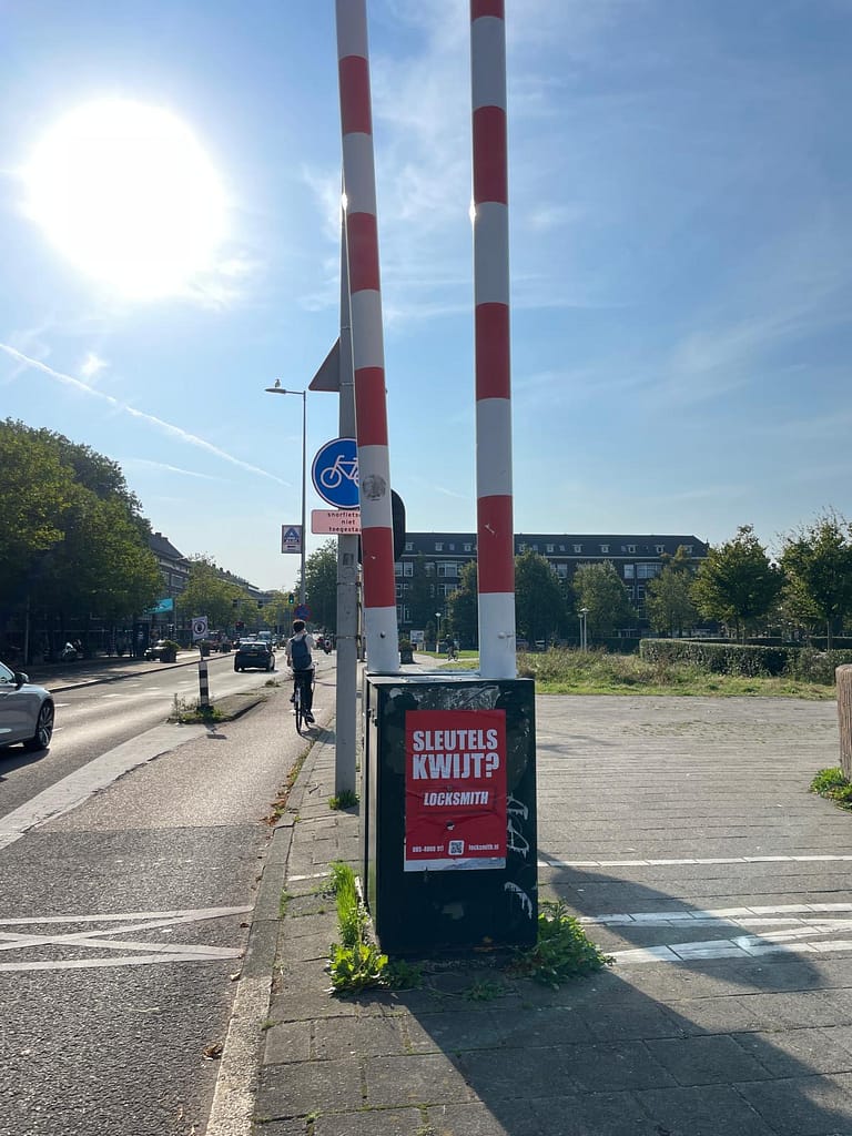 Reclamebord voor slotenmaker Locksmith op straat.