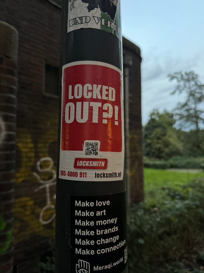 Poster met slotenmaker advertentie op lantaarnpaal van lockmsith.nl