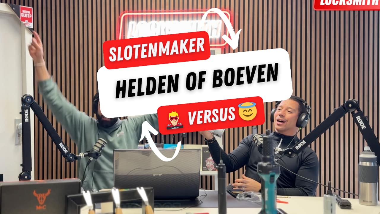 Twee mannen praten in een podcaststudio met tekst overlay.