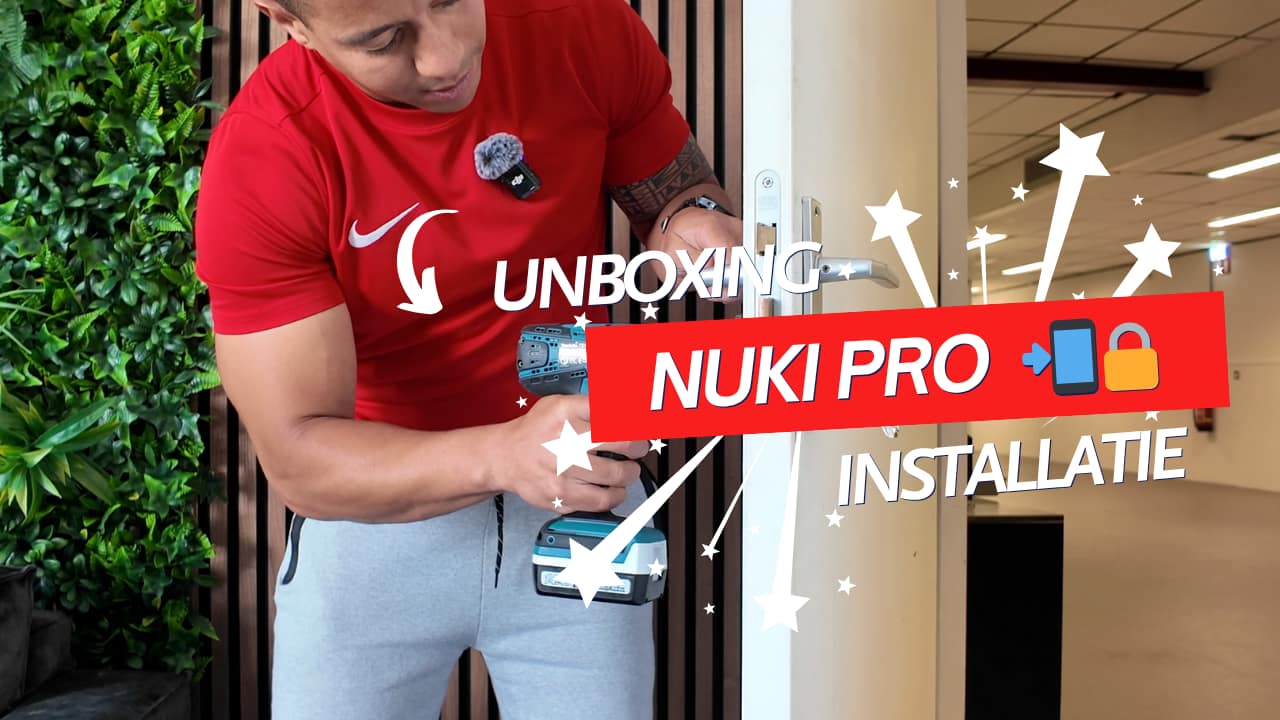 Man installeert Nuki Pro slim slot met boormachine.