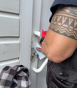 Locksmith slotenmaker Amsterdam opent dichtgevallen deur