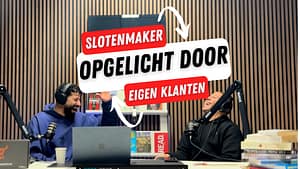 Podcasters lachen tijdens opname met tekst overlay.