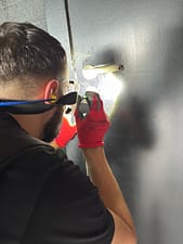 Slotenmaker werkt aan deur.