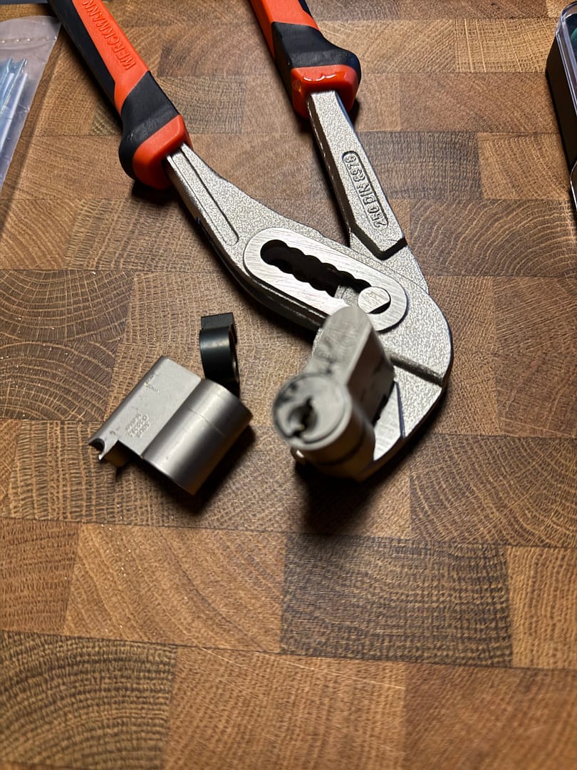 Tangen en cilinderslot op houten oppervlak